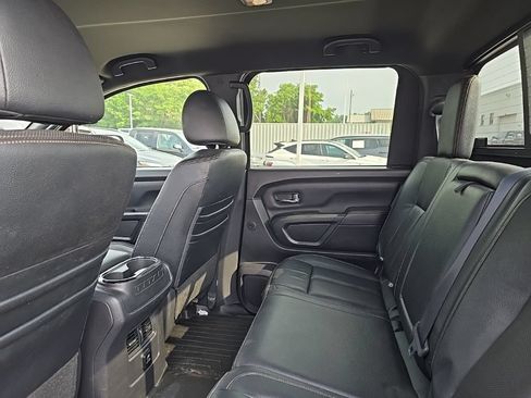 Used 2018 Nissan Titan SL AWD/4WD image 6