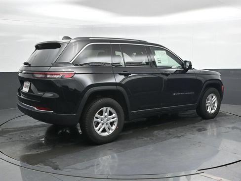 Used 2023 Jeep Grand Cherokee Laredo w/ Luxury Tech Group I AWD/4WD image 2