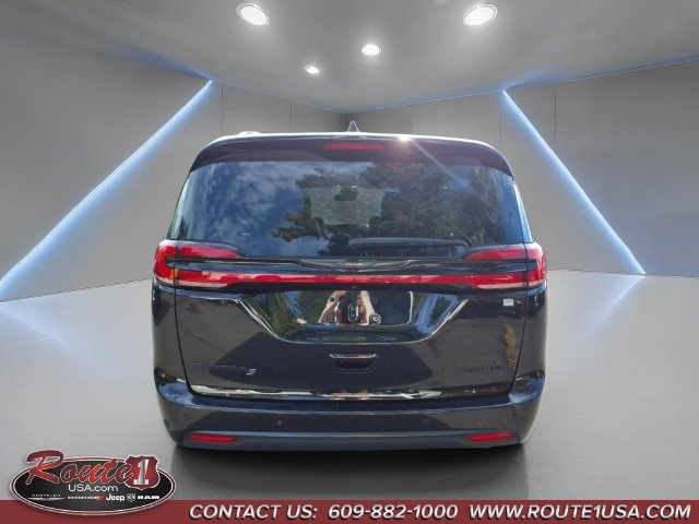 Used 2025 Chrysler Pacifica Limited FWD image 5