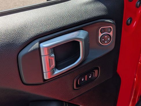 Used 2025 Jeep Wrangler Unlimited Sahara AWD/4WD image 9