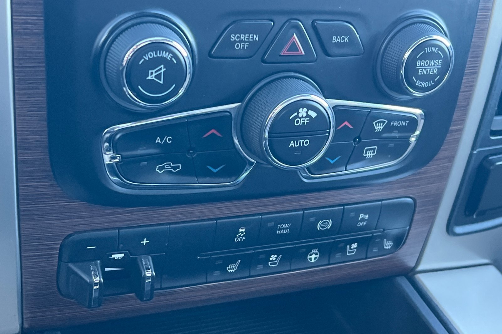 Used 2014 RAM 3500 Laramie w/ Convenience Group AWD/4WD image 20