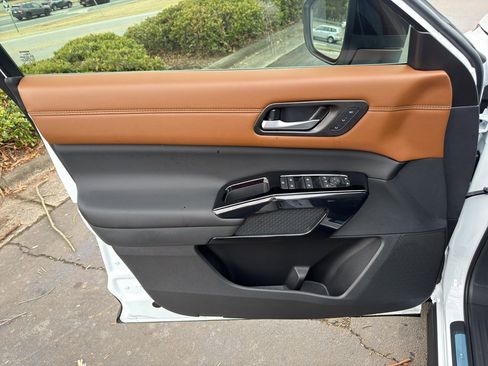 New 2026 Nissan Pathfinder Platinum image 17