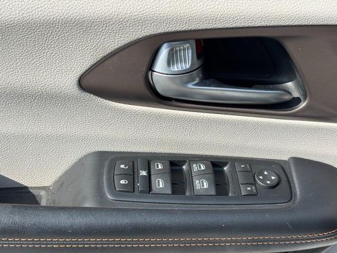 Used 2017 Chrysler Pacifica Touring-L w/ Tire & Wheel Group FWD image 19