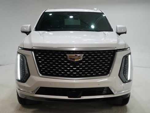 Used 2025 Cadillac Escalade Premium Luxury image 2