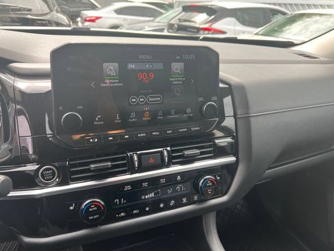 Used 2023 Nissan Pathfinder SL FWD image 2