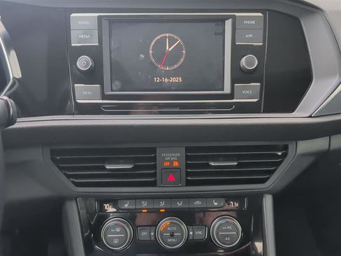 Used 2022 Volkswagen Jetta SE w/ Panoramic Sunroof Package image 13