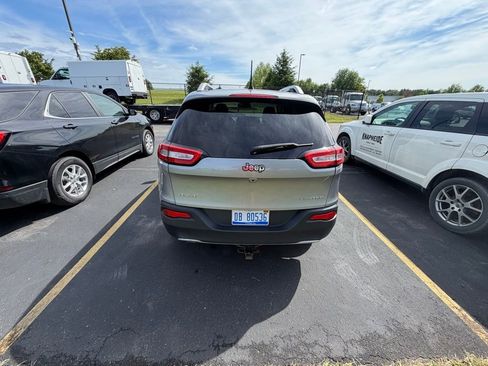 Used 2017 Jeep Cherokee Limited AWD/4WD image 4