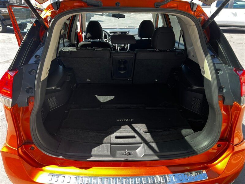 Used 2017 Nissan Rogue SV AWD/4WD image 22