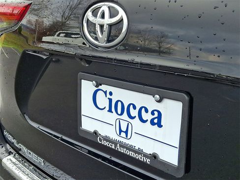 Used 2020 Toyota Highlander XLE image 31