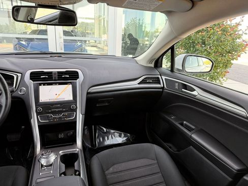 Used 2019 Ford Fusion SE FWD image 24