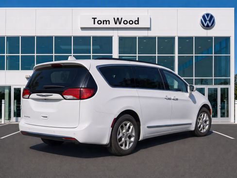 Used 2017 Chrysler Pacifica Touring-L w/ Tire & Wheel Group FWD image 3