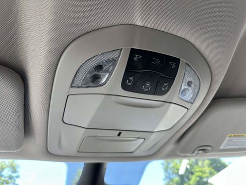 Used 2023 Chrysler Pacifica Touring-L FWD image 28