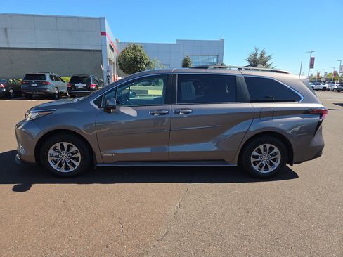 Certified 2021 Toyota Sienna LE image 6