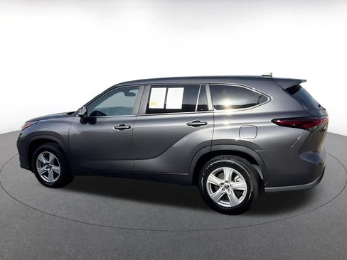 Used 2025 Toyota Highlander LE FWD image 10