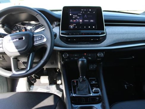 Used 2025 Jeep Compass Latitude image 14