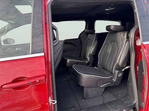 New 2026 Chrysler Pacifica Limited w/ Uconnect Theater Family Group image 22