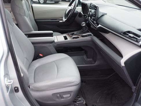 Used 2021 Toyota Sienna XLE image 19