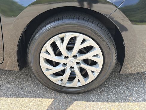 Used 2017 Toyota Corolla LE FWD image 12