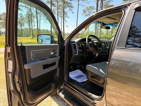 Used 2019 RAM 1500 Classic SLT AWD/4WD image 11