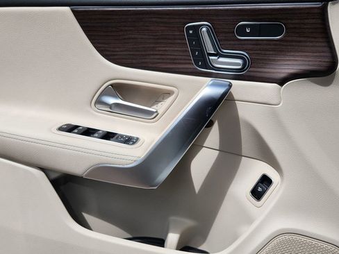 Used 2025 Mercedes-Benz CLA 250 4MATIC image 7