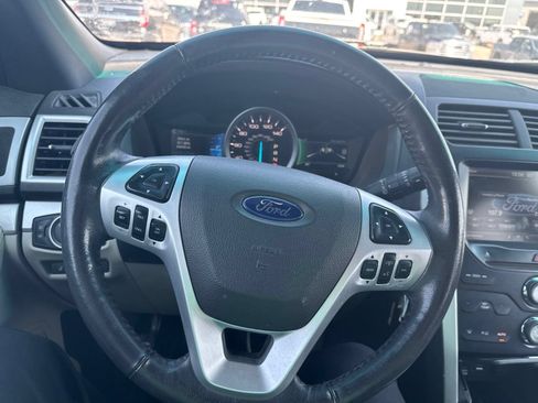 Used 2015 Ford Explorer XLT w/ Equipment Group 202A FWD image 12