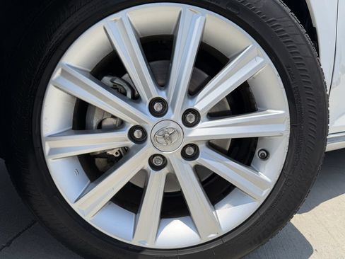 Used 2012 Toyota Camry XLE w/ Convenience Pkg FWD image 9