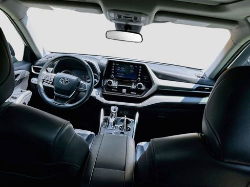 Used 2022 Toyota Highlander XLE FWD image 18