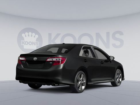 Used 2014 Toyota Camry LE w/ Moonroof Package FWD image 2