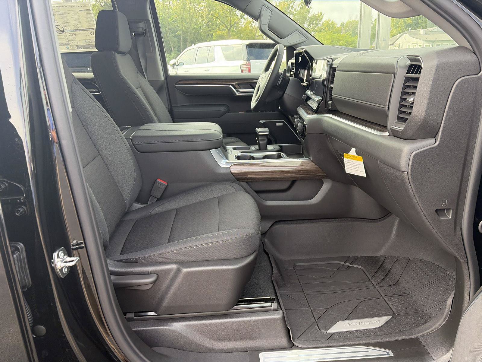 New 2026 Chevrolet Silverado 1500 RST w/ Dark Appearance Package AWD/4WD image 19
