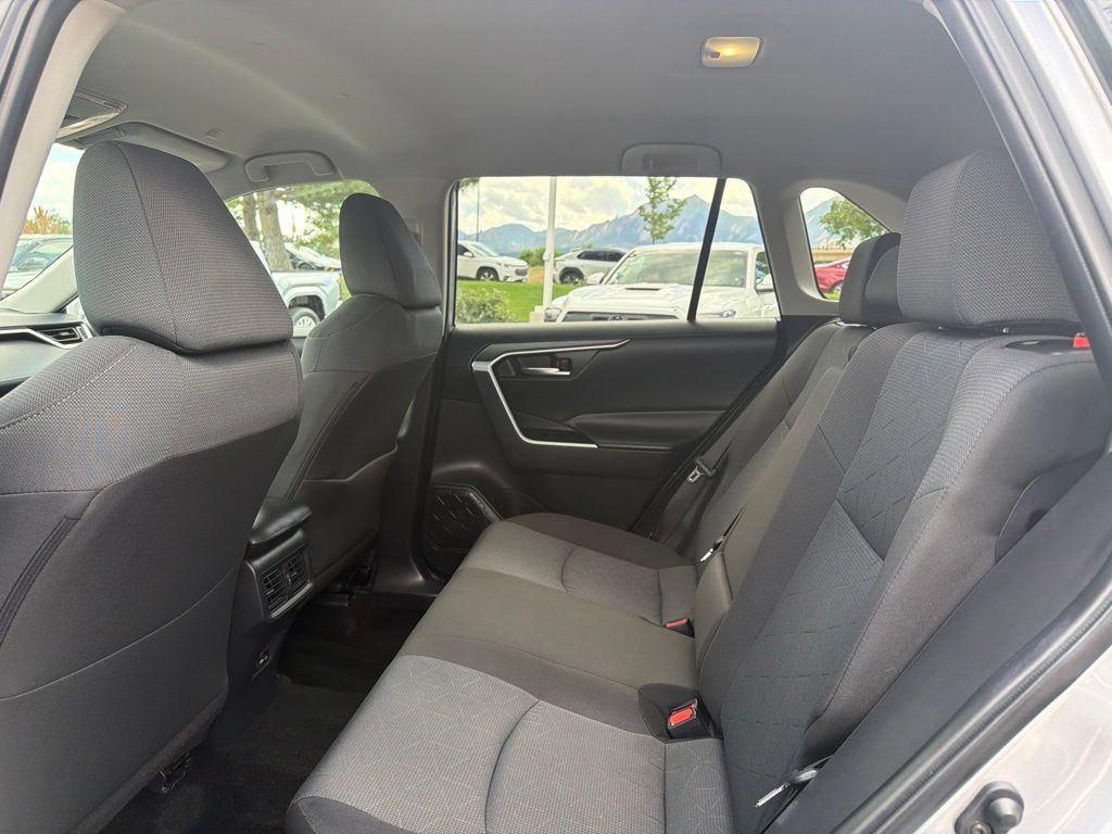 Used 2025 Toyota RAV4 XLE AWD/4WD image 19