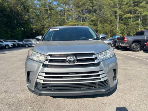 Used 2017 Toyota Highlander LE FWD image 2