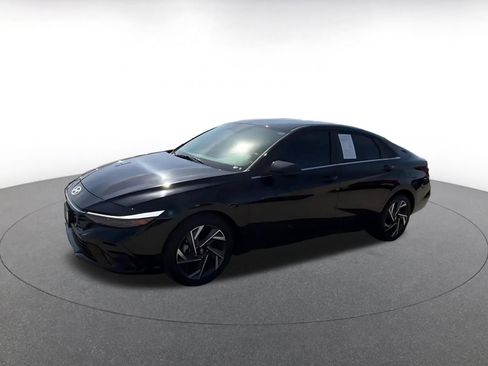 Used 2025 Hyundai Elantra SEL FWD image 8