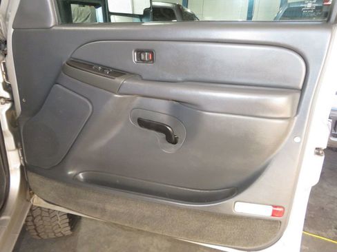 Used 2004 Chevrolet Silverado 2500 LS w/ Skid Plate Package image 32