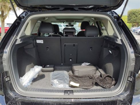 Used 2025 Volkswagen Taos SE image 15