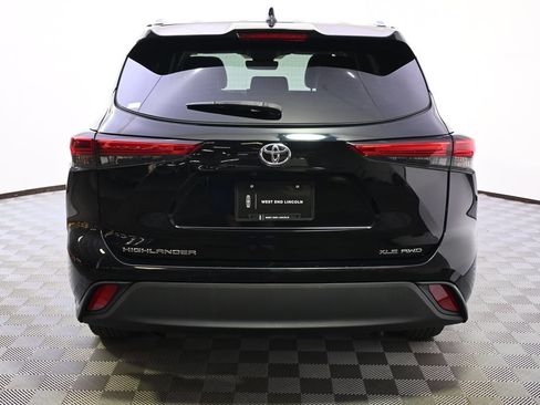 Used 2021 Toyota Highlander XLE AWD/4WD image 3