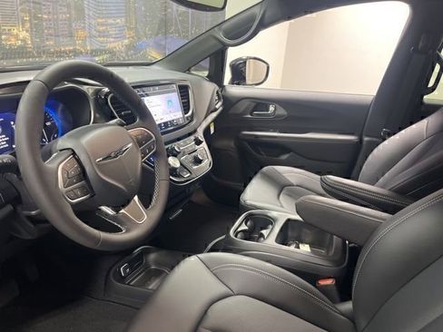 New 2025 Chrysler Voyager LX image 10