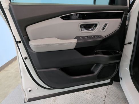 Used 2025 Honda Pilot EX-L image 14