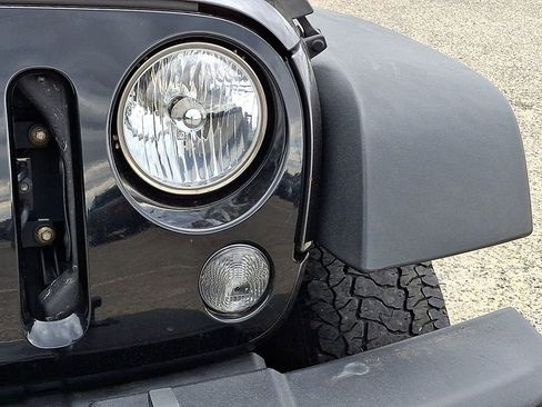 Used 2018 Jeep Wrangler Unlimited Sport AWD/4WD image 9