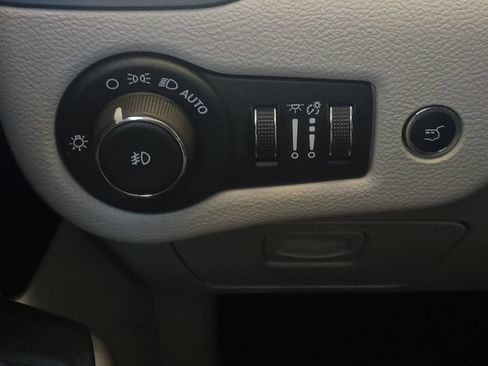 Used 2019 Jeep Cherokee Limited FWD image 12