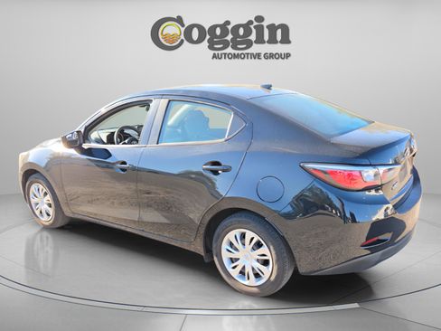 Used 2020 Toyota Yaris L image 4