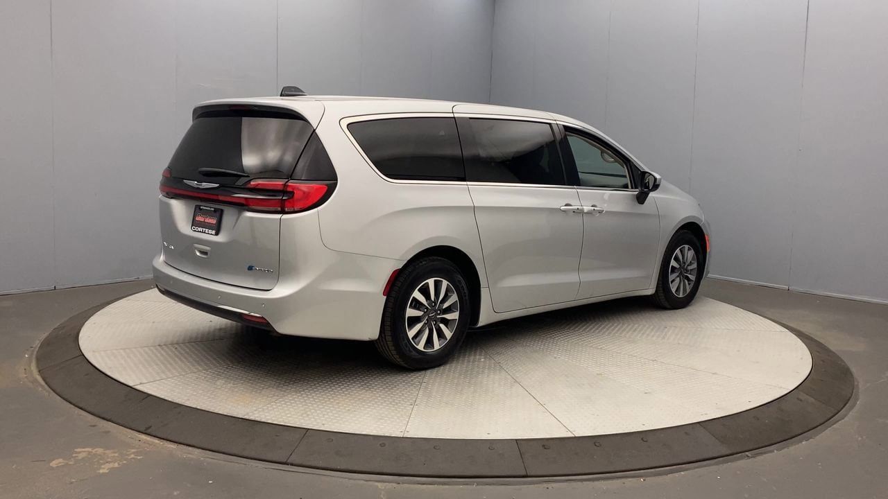 Used 2023 Chrysler Pacifica Touring-L FWD image 5