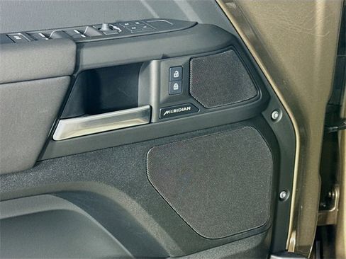Used 2025 Land Rover Defender 110 S image 21