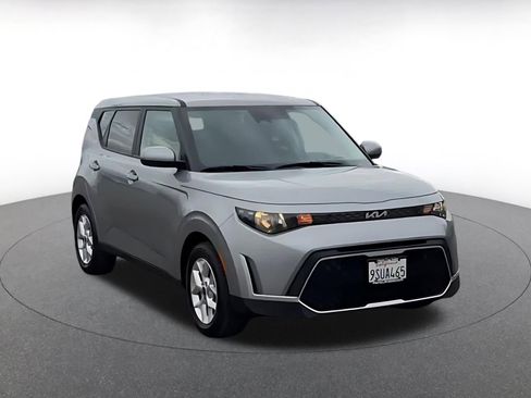 Used 2025 Kia Soul LX w/ LX Technology Package image 2