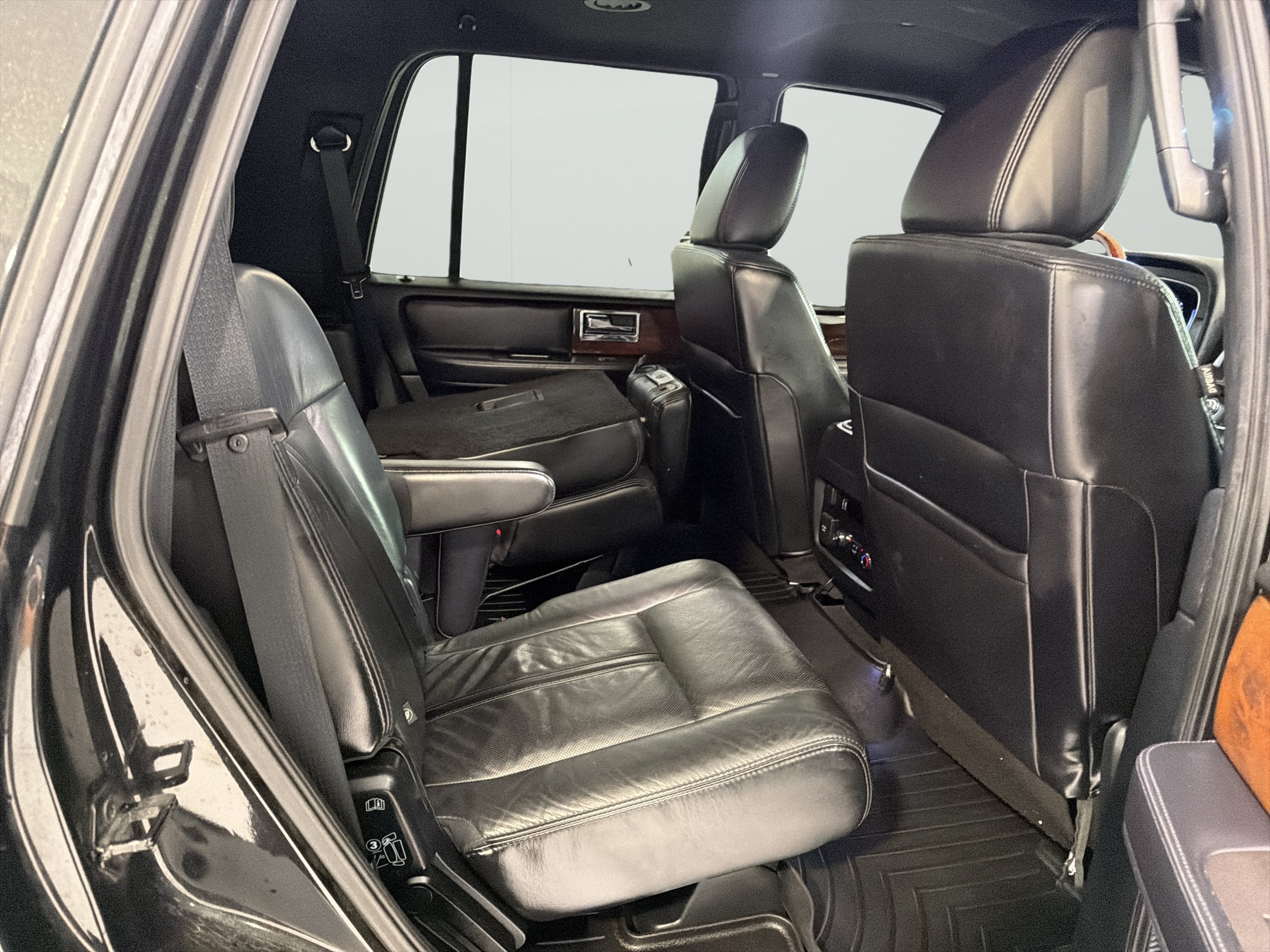 Used 2015 Lincoln Navigator 2WD image 13