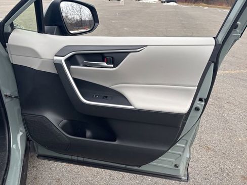 Used 2021 Toyota RAV4 XLE w/ Convenience Package image 9