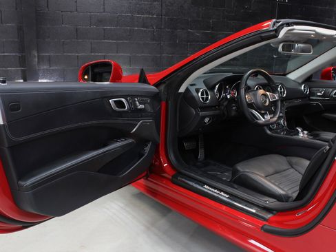 Used 2017 Mercedes-Benz SL 550 image 28