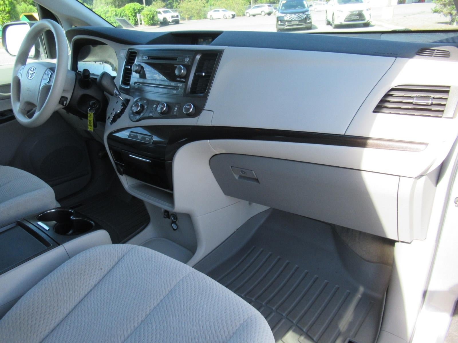 Used 2011 Toyota Sienna LE FWD image 12