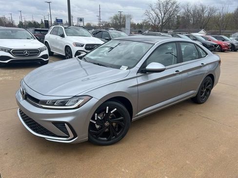 New 2026 Volkswagen Jetta SE image 3