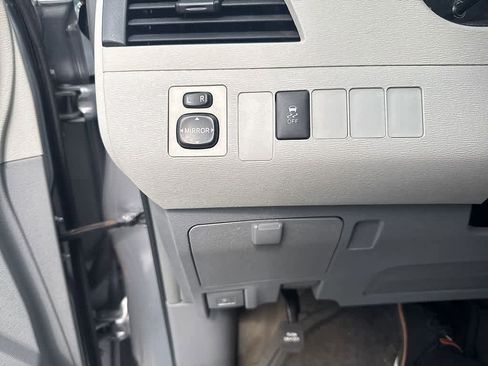 Used 2013 Toyota Sienna L FWD image 18