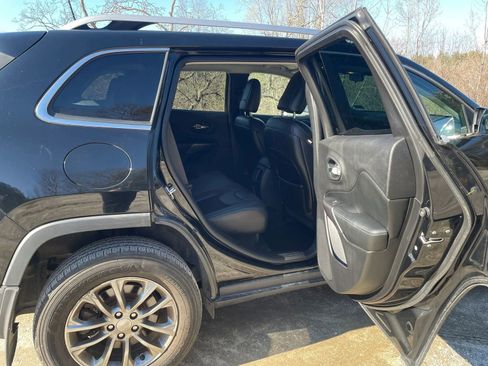 Used 2019 Jeep Cherokee Latitude Plus w/ Cold Weather Group AWD/4WD image 24
